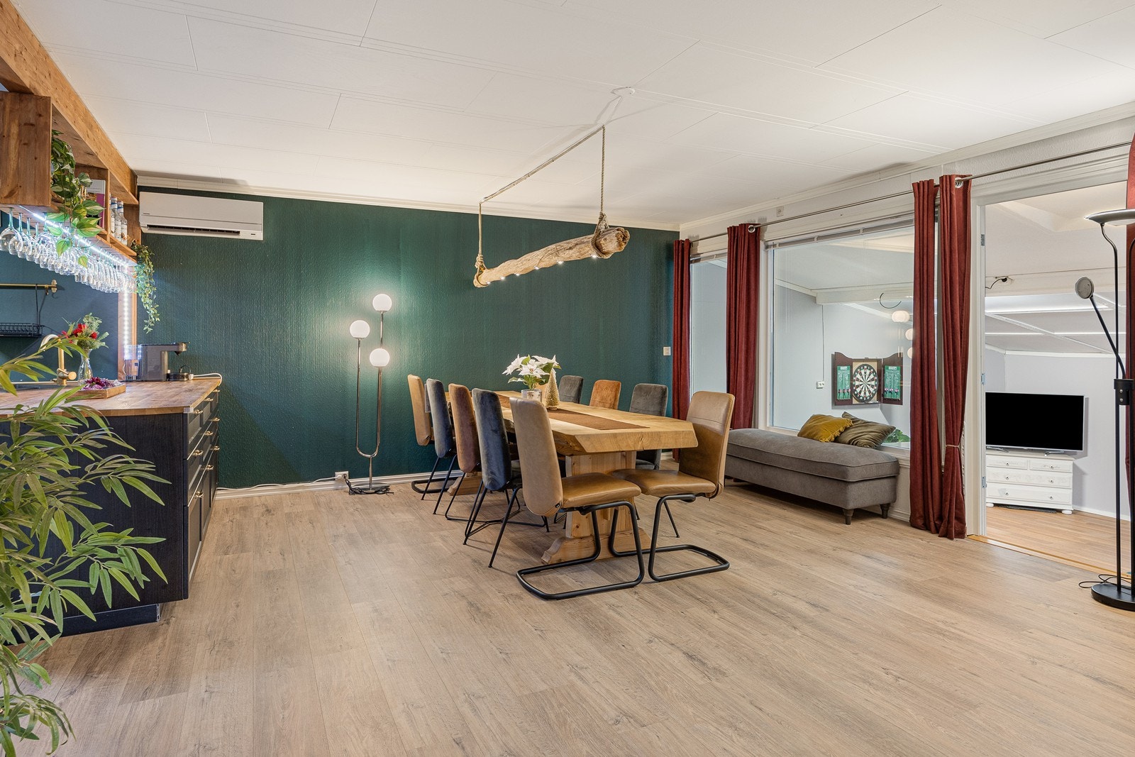 Lys stue med videre utgang til vinterhage. Galleribilde