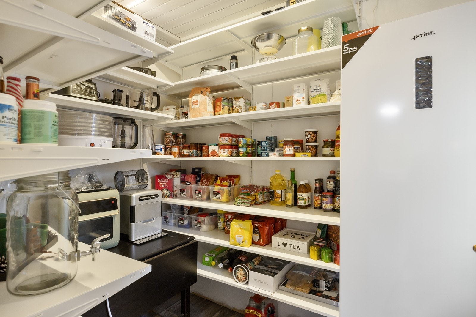 Praktisk bod med hylleinnredning som kan benyttes som matbod. Galleribilde