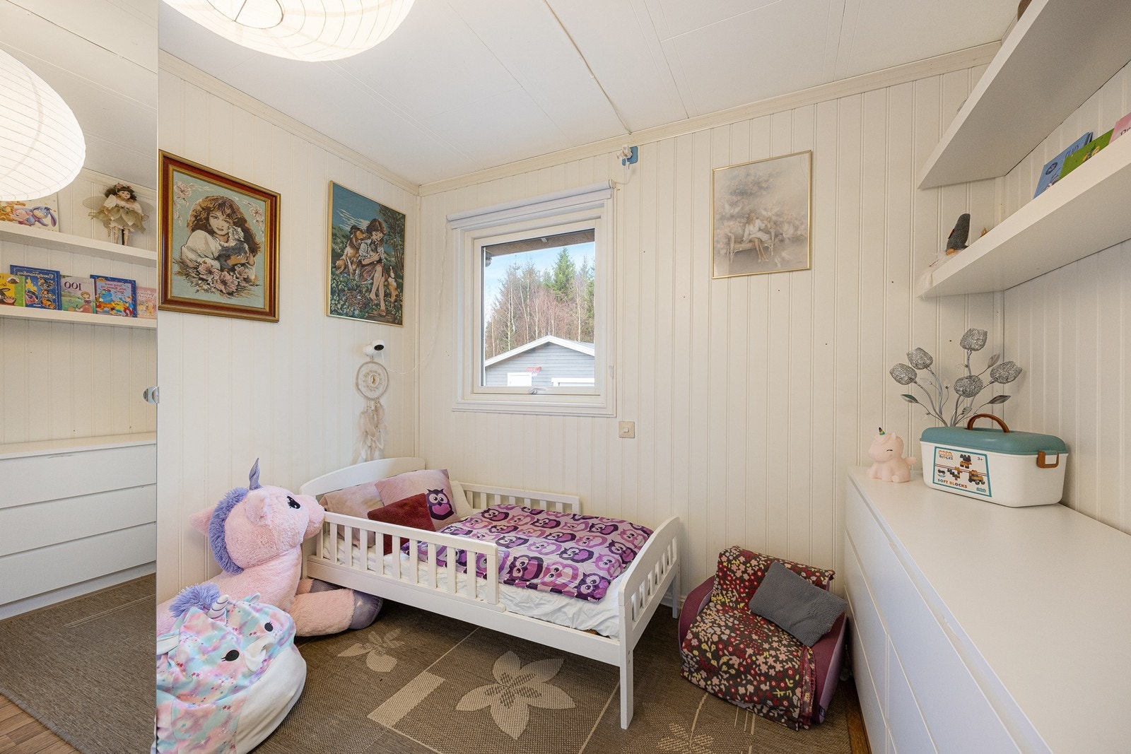 Soverom med tilhørende garderobeskap. Galleribilde