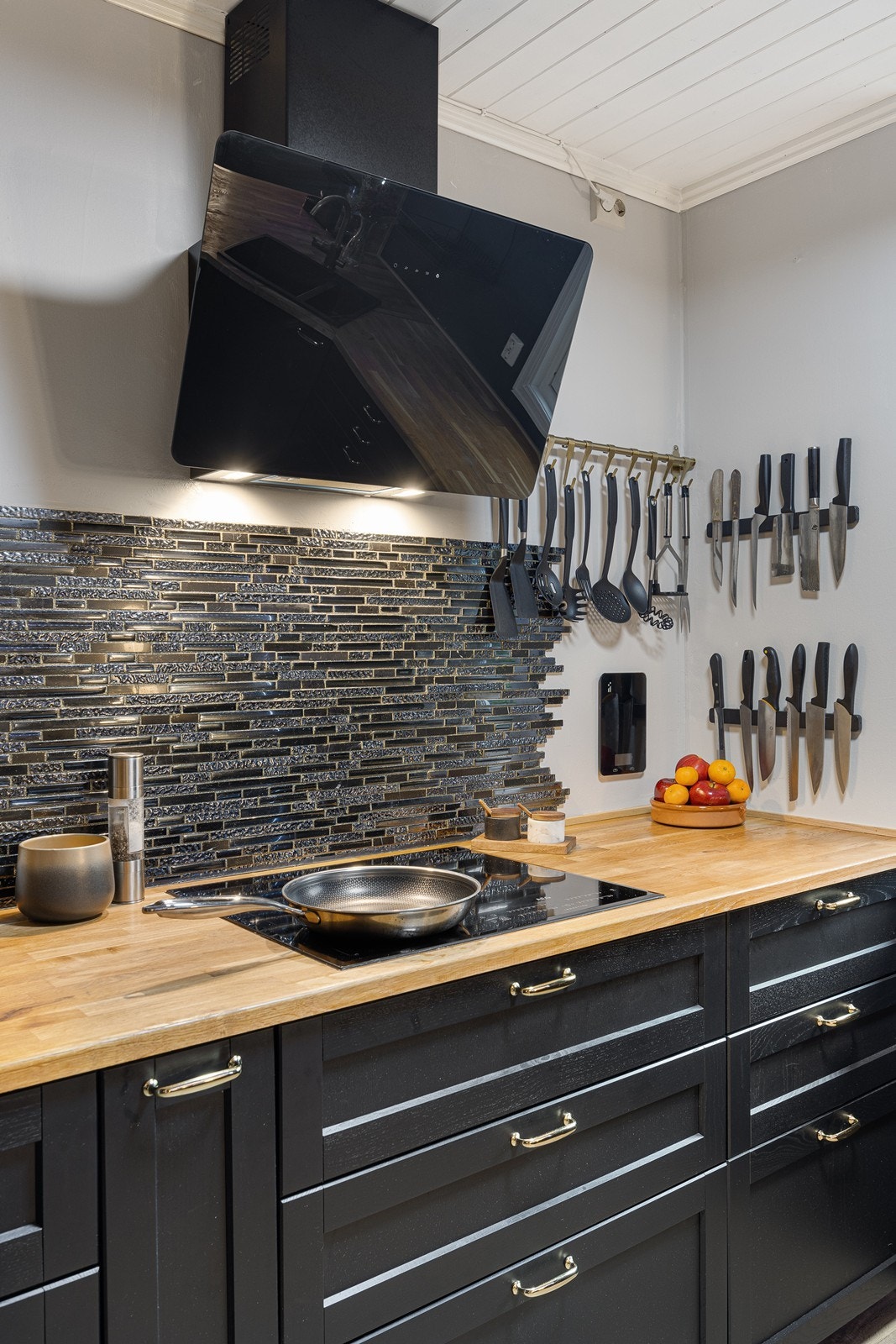 Av hvitevarer er platetopp, stekeovn og mikrobølgeovn integrert, i tillegg til kjøleskap og oppvaskmaskin. Galleribilde