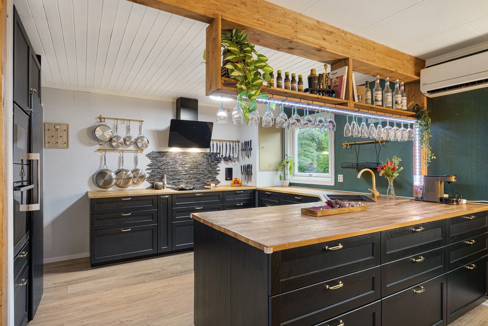 Kjøkken med smart barløsning som skille mot stuen. Galleribilde