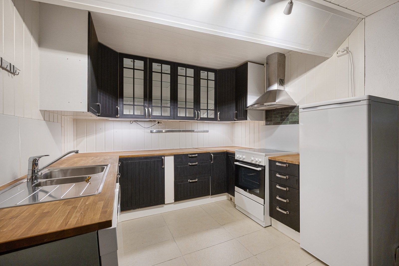 Kjøkkeninnredning i kjeller med god skap- og benkeplass. Galleribilde