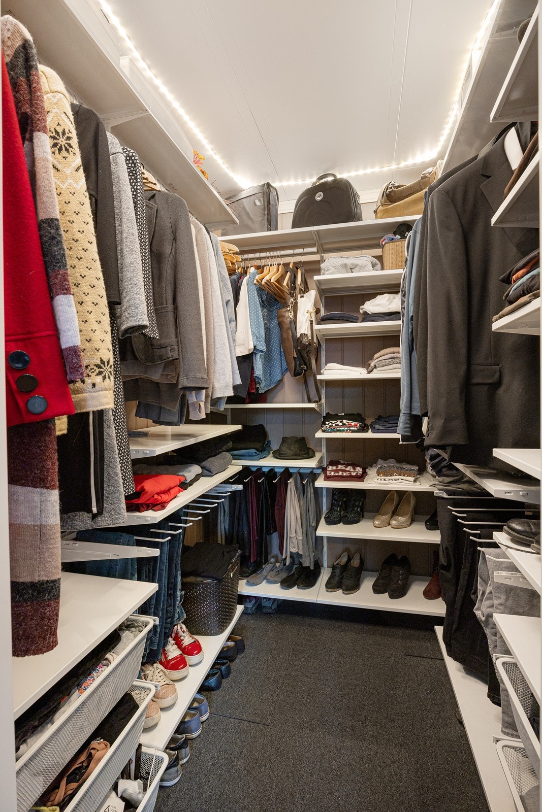 Walk-in closet med skap- og hylleinnredning. Galleribilde