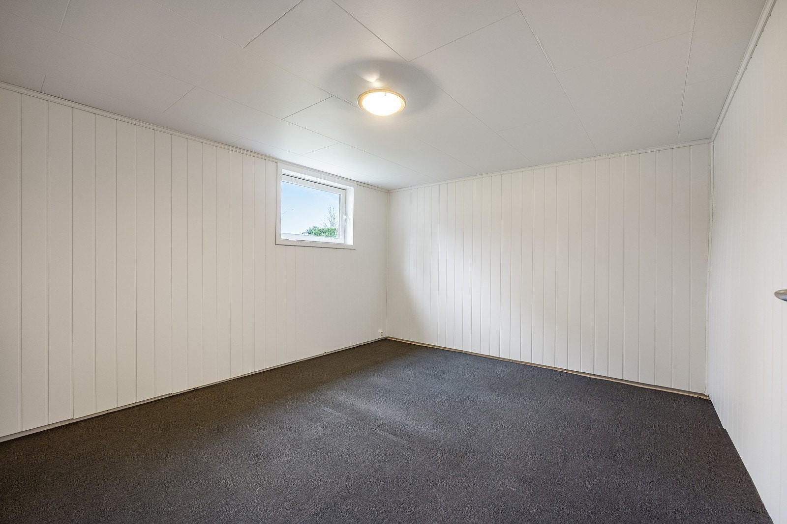 Innredet rom i kjeller (ikke godkjent rom for varig opphold). Galleribilde