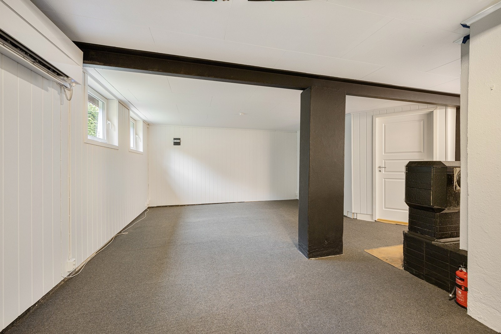 Innredet rom i kjeller benyttet som kjellerstue (etasjen er ikke omsøkt bruksendret og ikke godkjent rom for varig opphold). Galleribilde