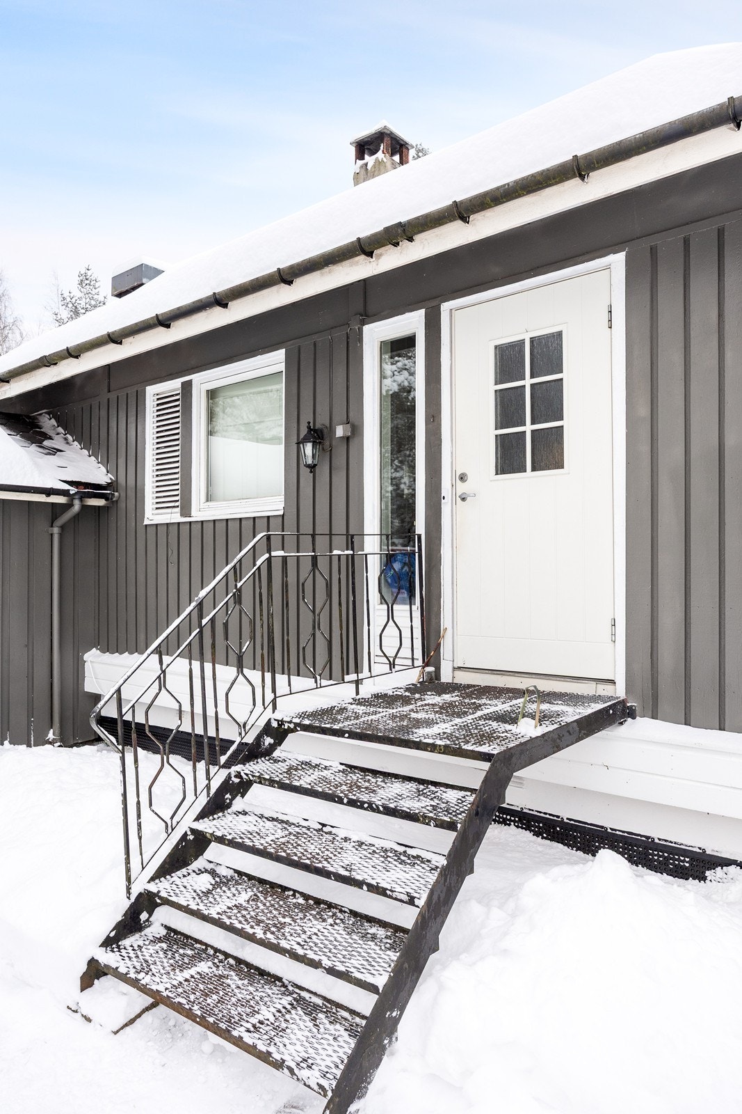 Adkomst til boligen via utvendig trapp. Galleribilde