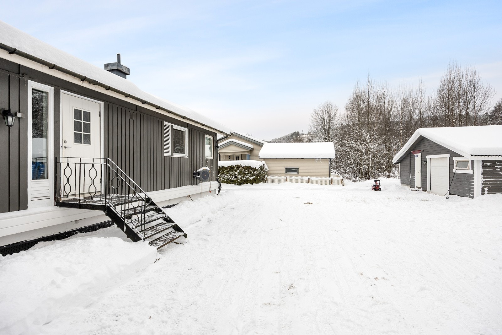 Romslig gårdsplass bak boligen med godt med biloppstillingsmuligheter. Galleribilde