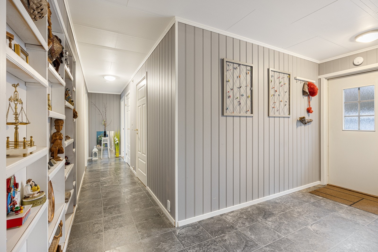 Gang med inngang til stue/kjøkken og til soveromsgang. Galleribilde