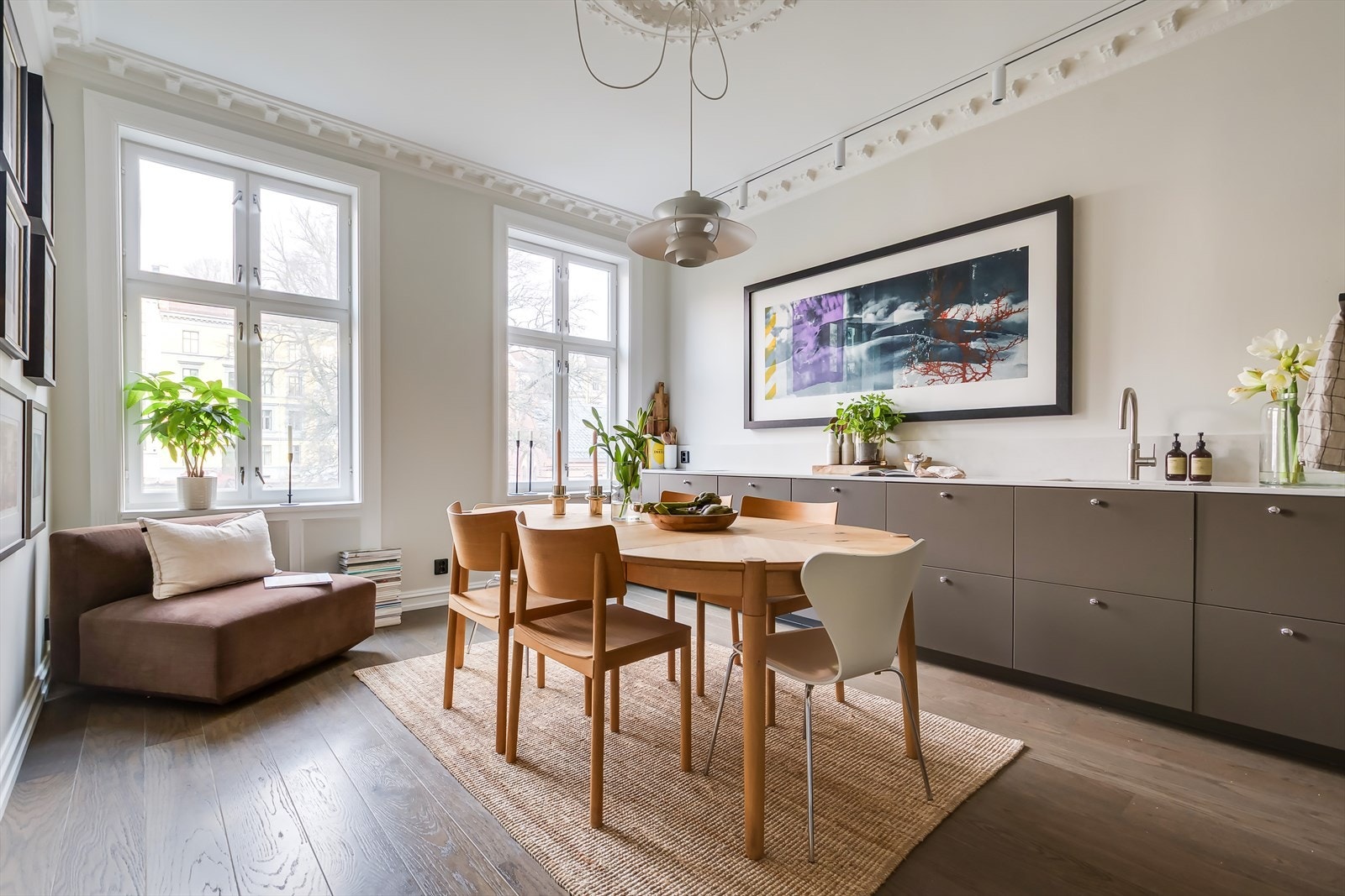 Kjøkkenet vender mot enveiskjørt gate og Paulus kirke - Her bor du stille og skjermet uten innsyn Galleribilde