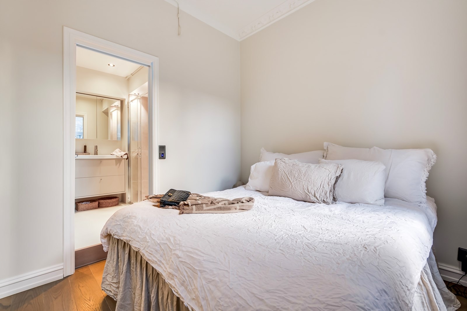 Det er tilgang til badet også fra soverommet Galleribilde