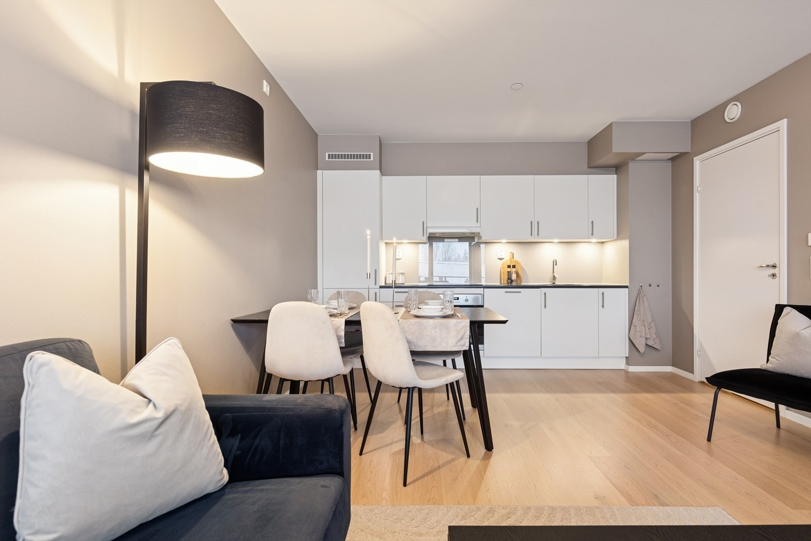 Kjøkkenet er lyst og delikat, med rikelig skapplass og gode arbeidsflater som gjør matlagingen både enkel og hyggelig. Galleribilde