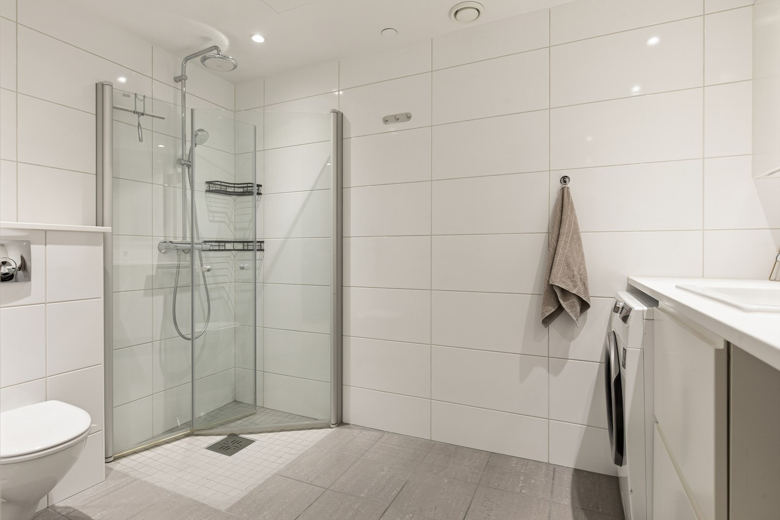 Baderommet er flislagt og delikat, med vannbåren gulvvarme og innfelte downlights som gir ekstra komfort og en behagelig atmosfære. Galleribilde