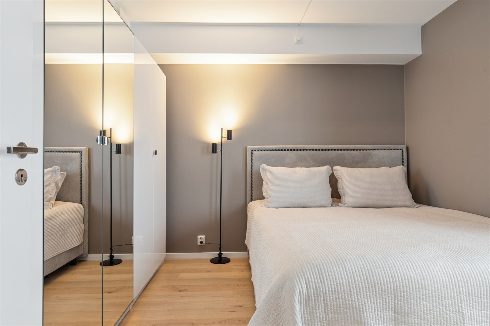 Soverommet er romslig og lyst, med god plass til seng og tilhørende møblement. Galleribilde