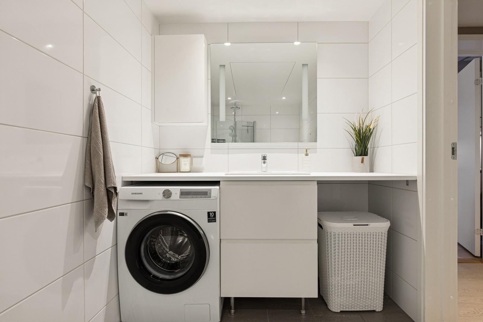 Det er opplegg for vaskemaskin, noe som gjør baderommet både praktisk og funksjonelt i hverdagen. Galleribilde