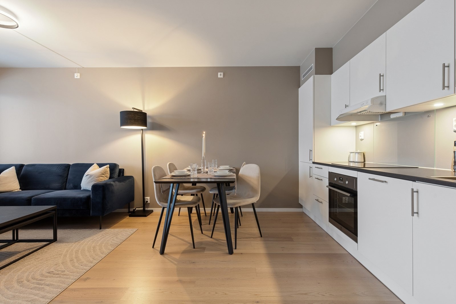 Praktisk spisesone mellom kjøkken og stue. Galleribilde