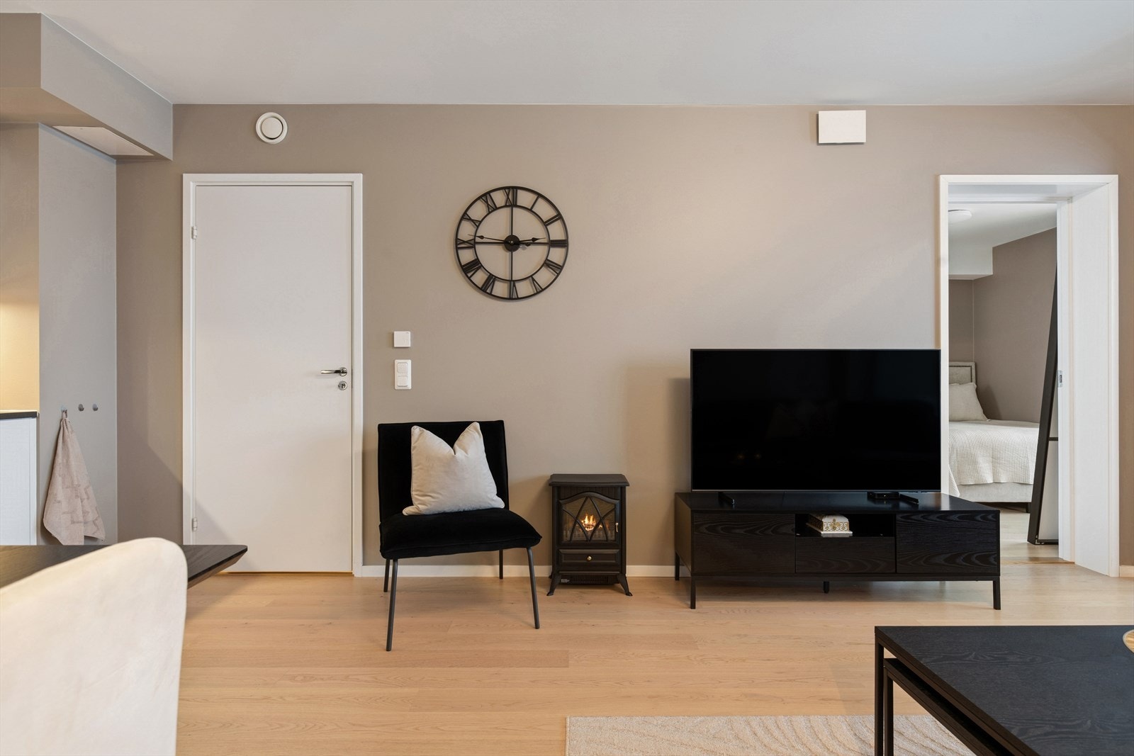 Stuen fremstår lys og romslig, med en enkel og stilren innredning som skaper en moderne og innbydende atmosfære. Galleribilde