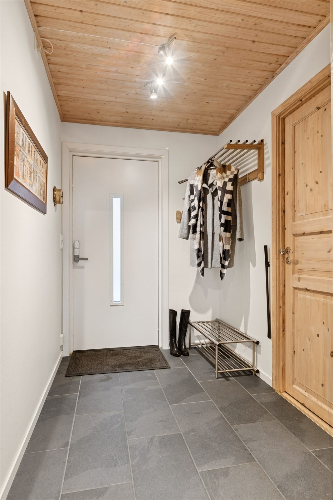 Lys entré med god plass til å henge av seg yttertøy og plass for sko. Nytt gulv med varmekabler i gang i 2009 Galleribilde