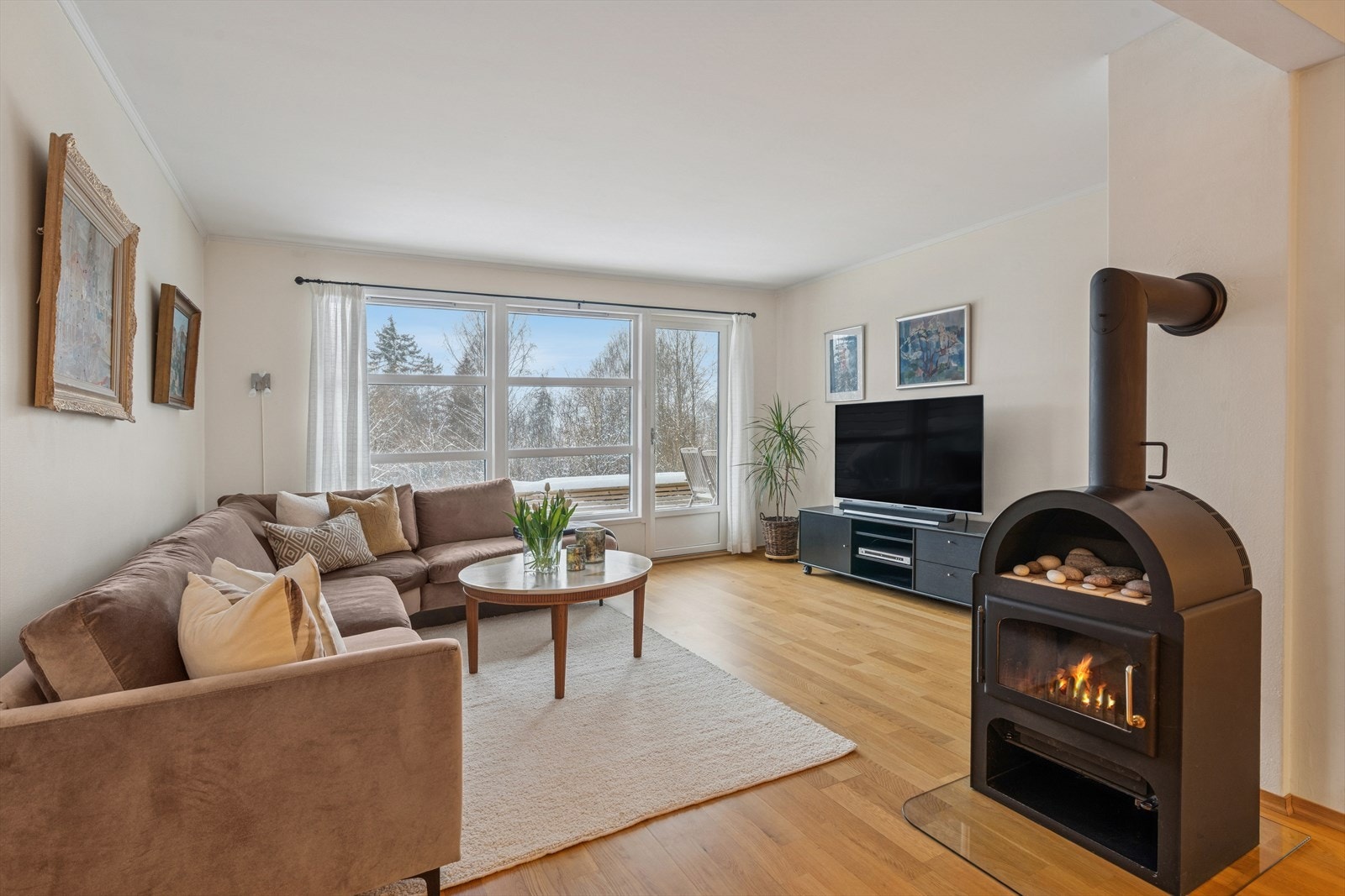 Det er montert peisovn som varmer godt på kalde vinterdager Galleribilde