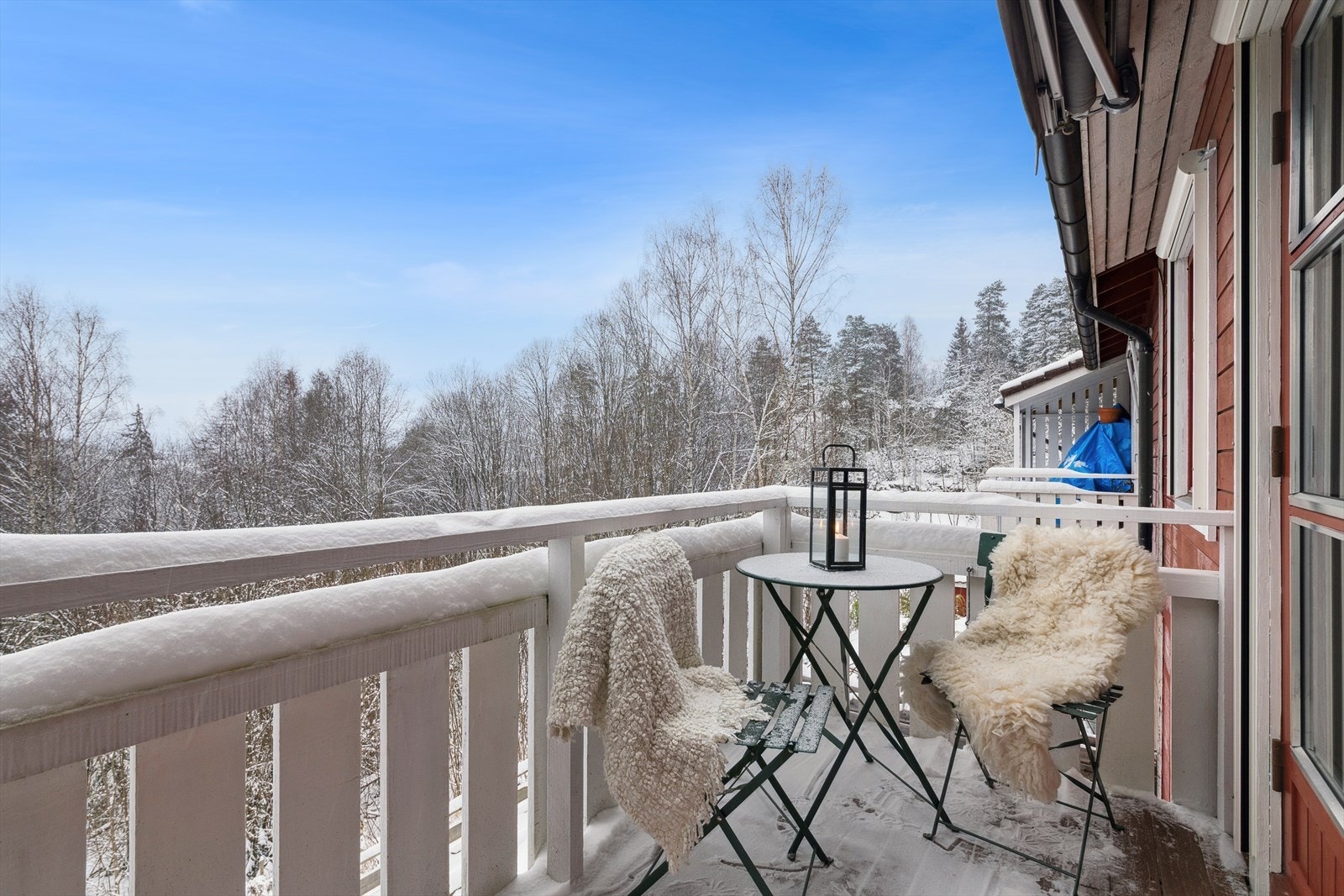 Nordvestvendt delvis overbygget balkong på 6 kvm med hyggelig utsyn med utgang fra stue/kjøkken Galleribilde