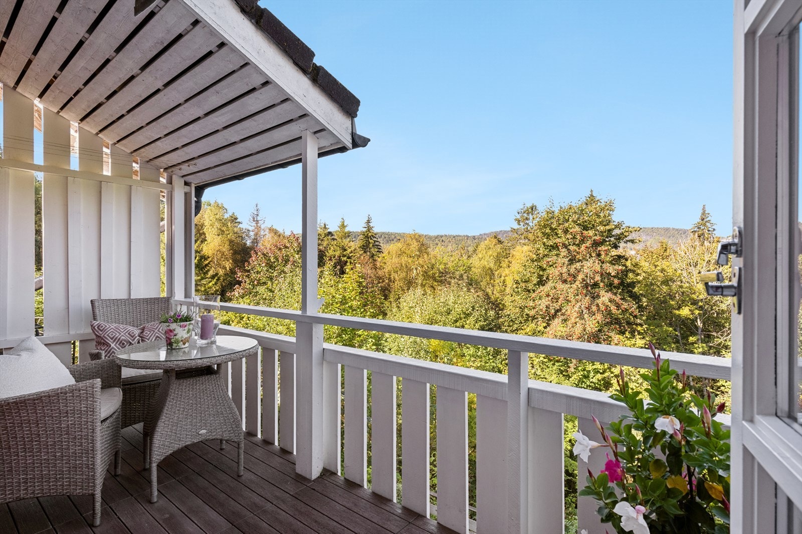 Solrik, delvis overbygget balkong med utgang fra kjøkkenet hvor dagene kan nytes uansett vær Galleribilde