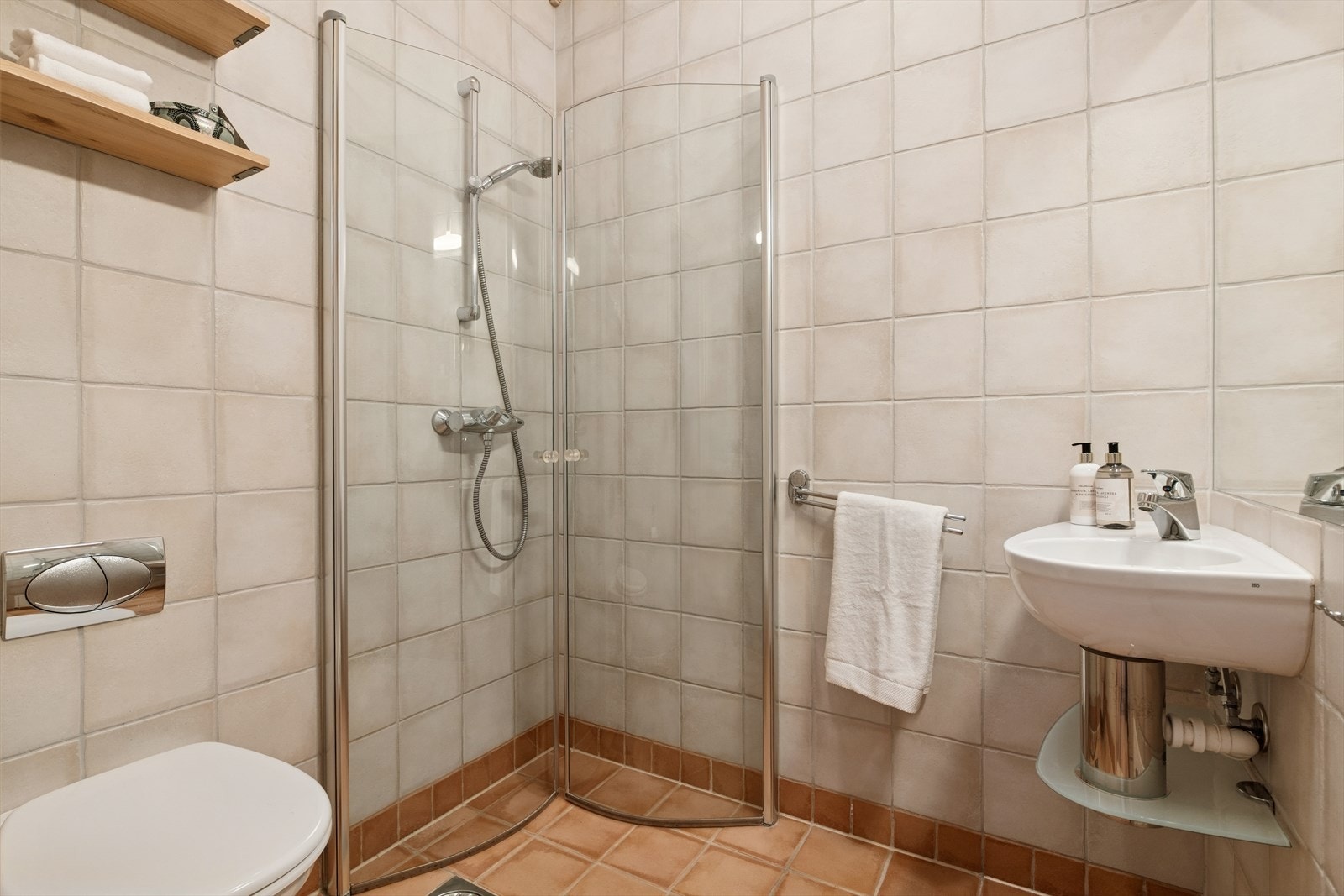 Pent bad fra 2001 innredet med servant, toalett og dusjhjørne Galleribilde