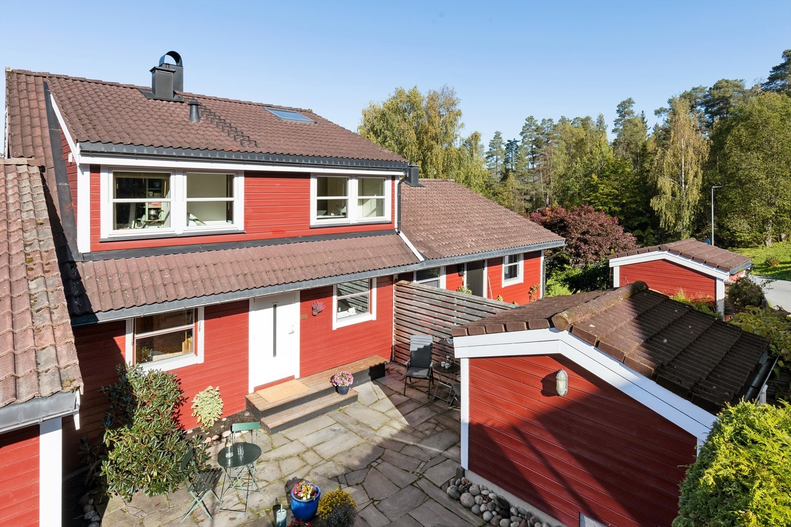 Boligen ligger i et særdeles barnevennlig og populært område på Bærums Verk med kort vei til det meste! Galleribilde