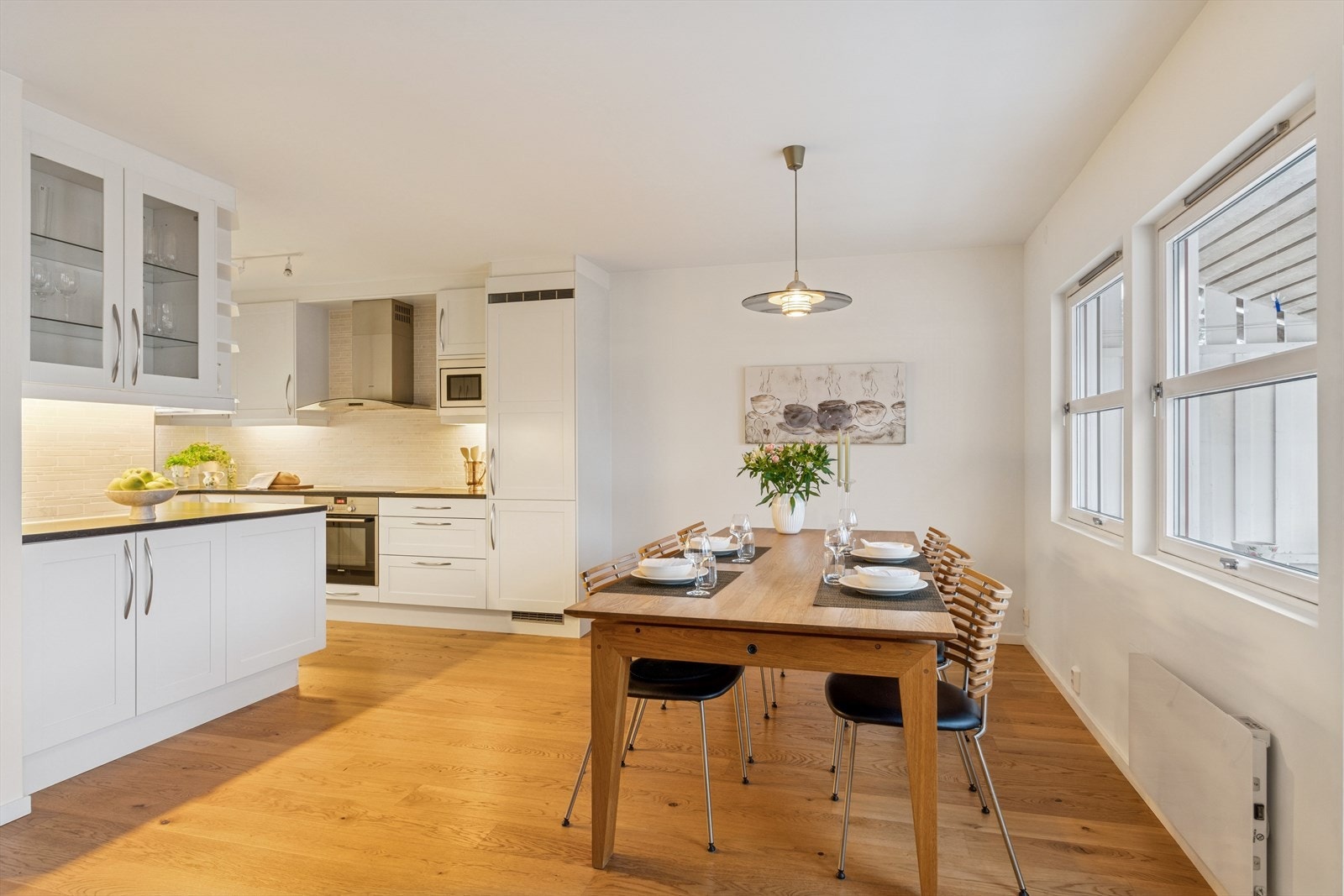 Velkommen til Nedre Toppenhaug 131 - et stort, tiltalende og innholdsrikt rekkehus over 3 plan med en gjennomgående god standard og en arealeffektiv planløsning - påbygget 2002 Galleribilde