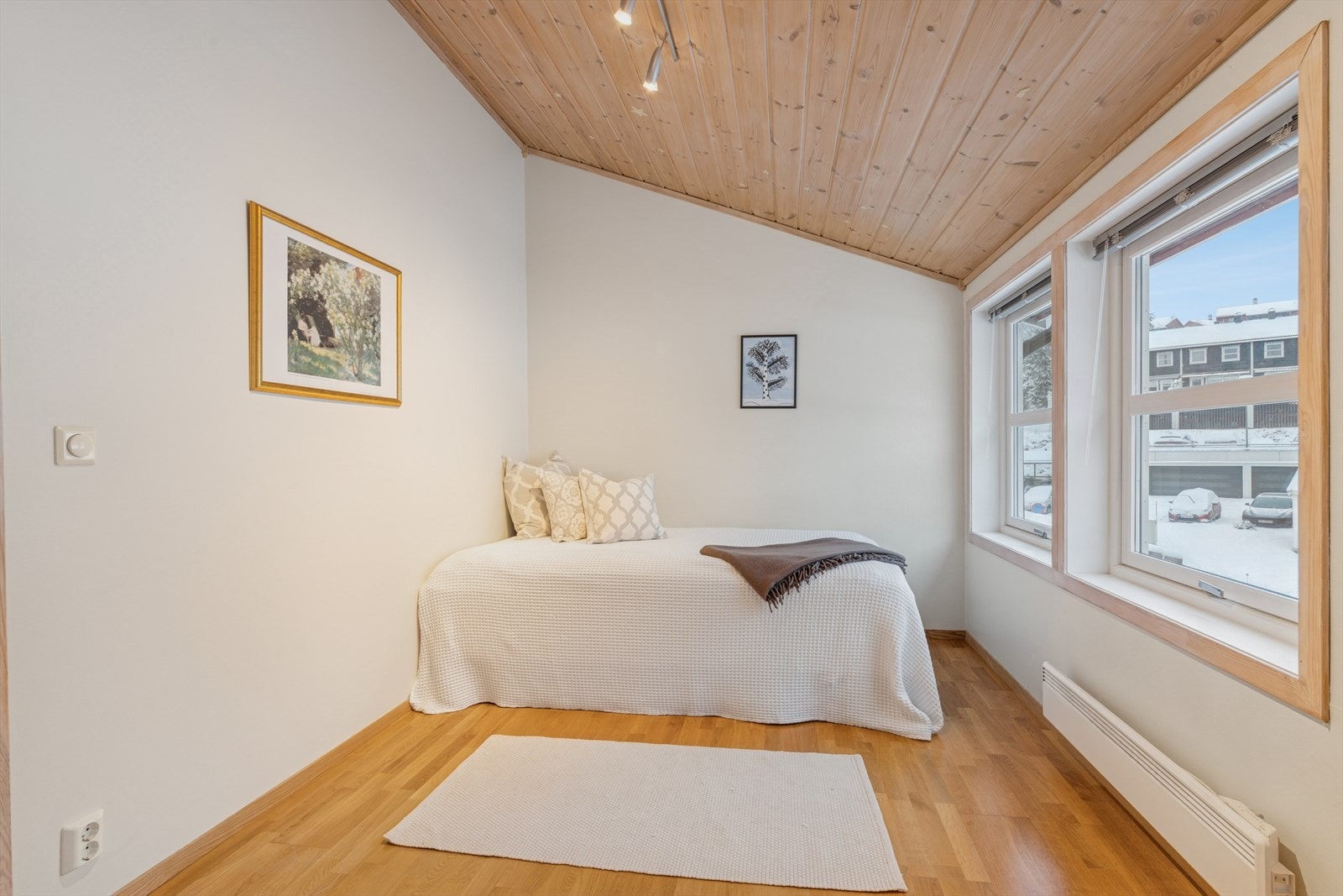 Stort og innbydende soverom i 2.etasje med god plass til dobbeltseng og innredning Galleribilde