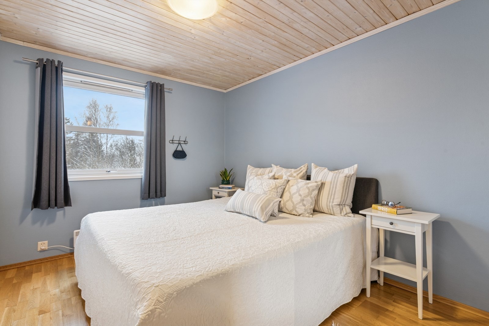 Svalt og innbydende hovedsoverom med god plass til dobbeltseng og nattbord på begge sider. Skyvedørsgarderobe langs den ene veggen Galleribilde