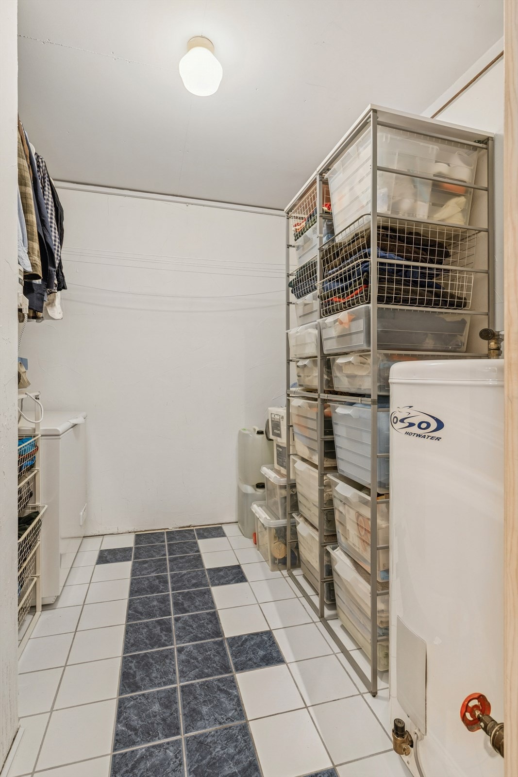 Praktisk innvendig bod med masse lagringsplass. 200 liters varmtvannsbereder fra 2004 Galleribilde