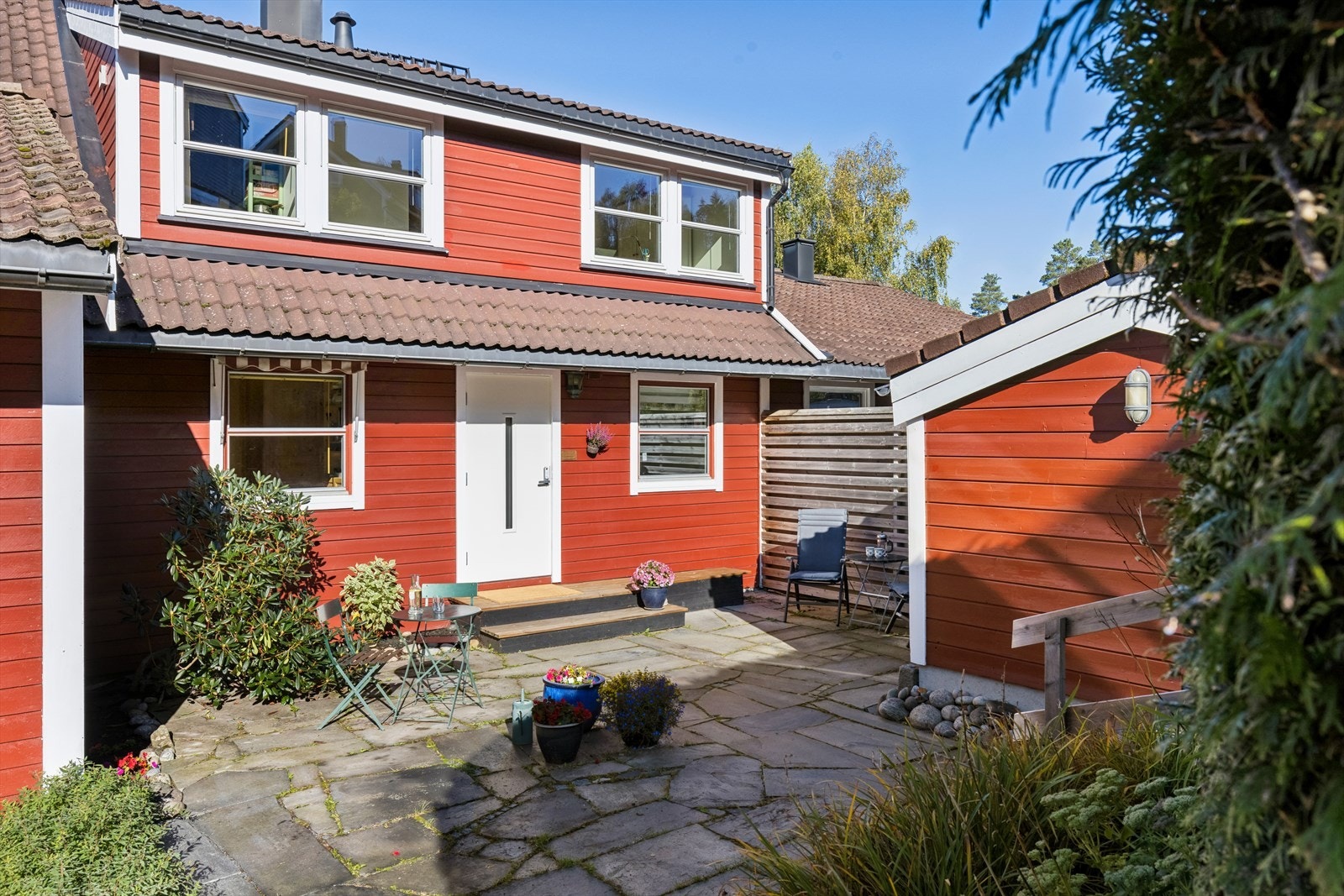 Rekkehuset har en flott beliggenhet, tilbaketrukket fra veien med gode solforhold Galleribilde