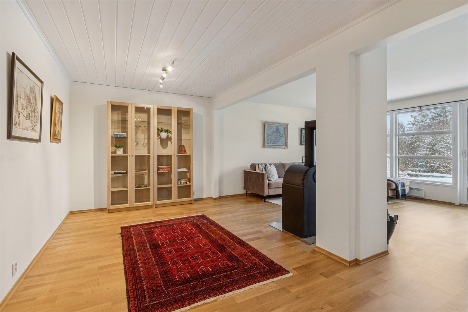 Stuen er lys og luftig med god plass til ønsket møblement Galleribilde