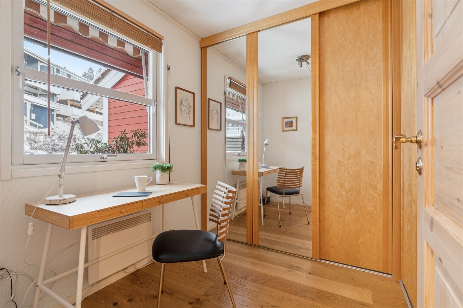 Soverom nr. 2 (1.etg.) er i dag innredet som hjemmekontor. Selger har montert skyvedørsgarderobe langs to sider Galleribilde