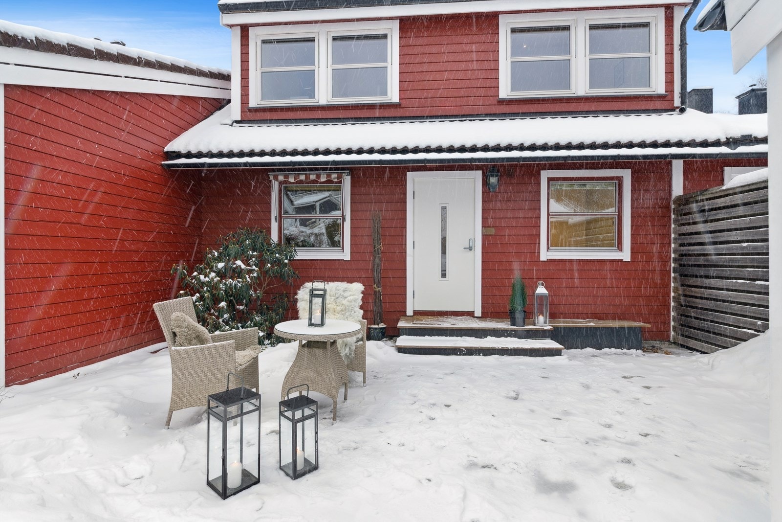 Ny inngangsdør med kodelås i 2023 Galleribilde