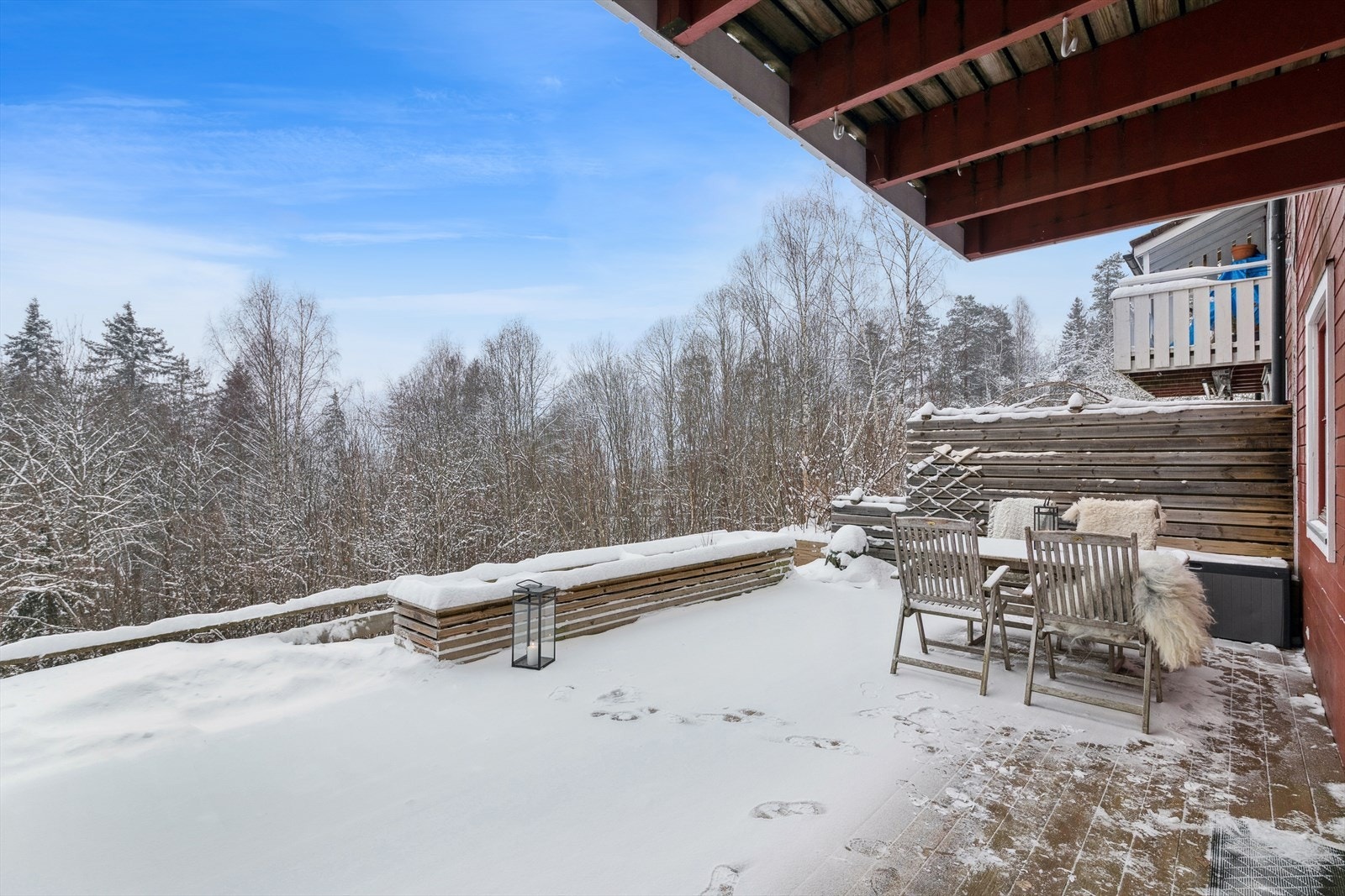 Stor og solrik terrasse på 29 kvm samt skjermvegger mot naboer. Her er det god plass til både sofa- og spisegruppe. Det er montert utekran på terrassen Galleribilde