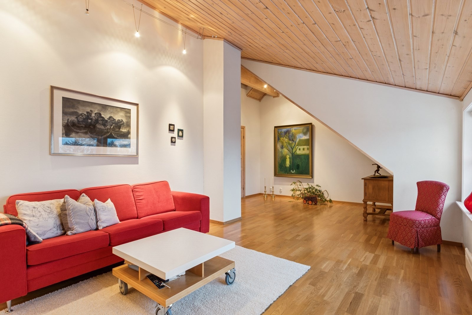 En generøs takhøyde som gir en luftig romfølelse Galleribilde