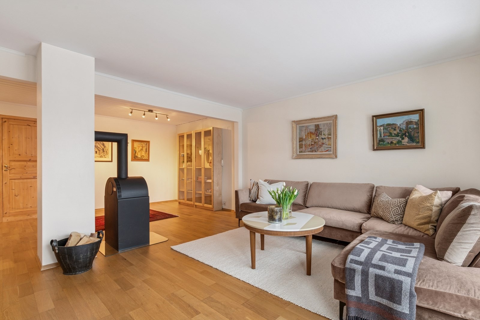 I tilknytning til stuen ligger badet og vaskerommet. Her er det naboer som har flyttet veggen og utvidet bad/vaskerom Galleribilde