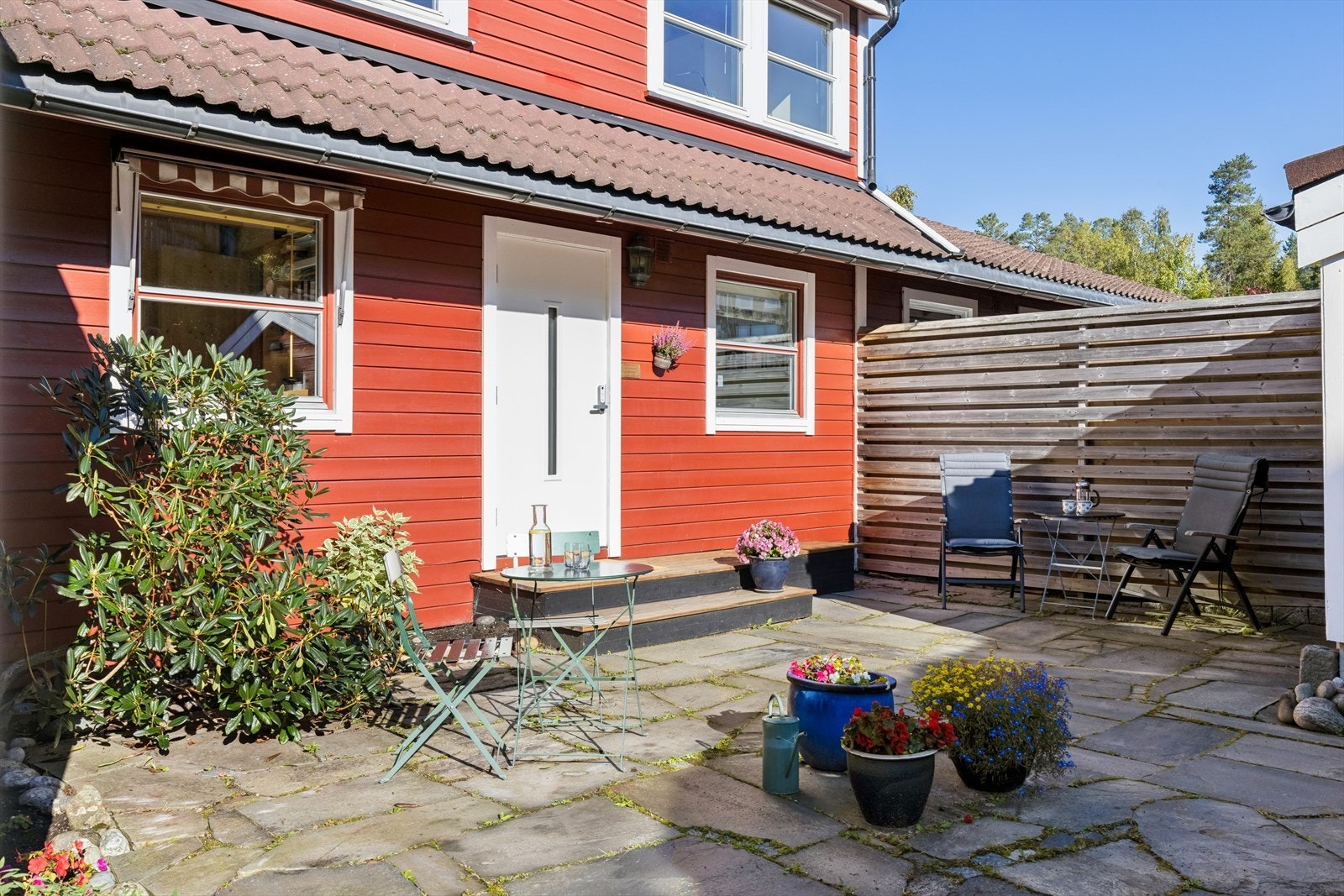På sommerstid kan morgen- og formiddagskaffen nytes på fremsiden av boligen Galleribilde