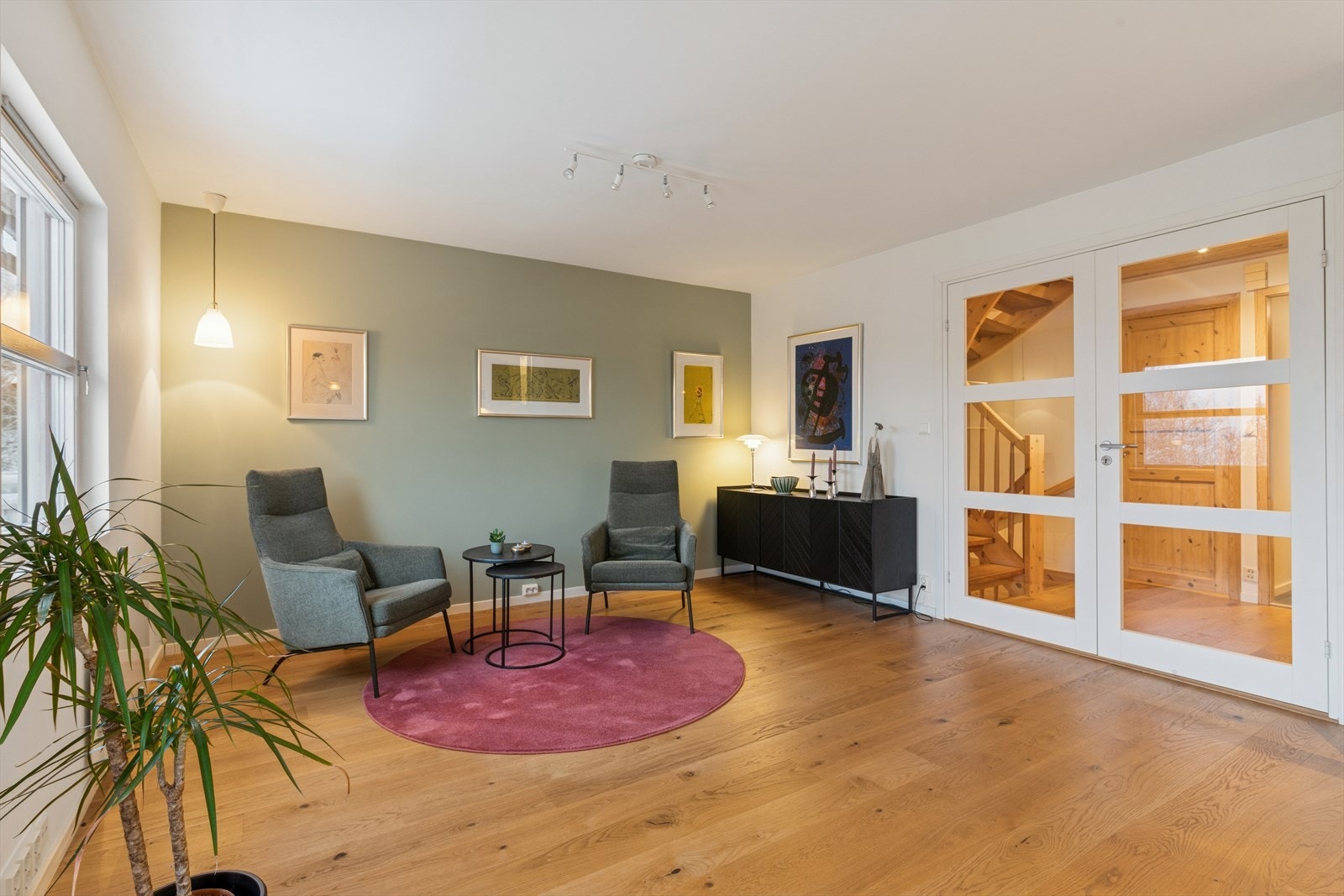 Doble fløydører mellom gang og stue som gir mye lys Galleribilde