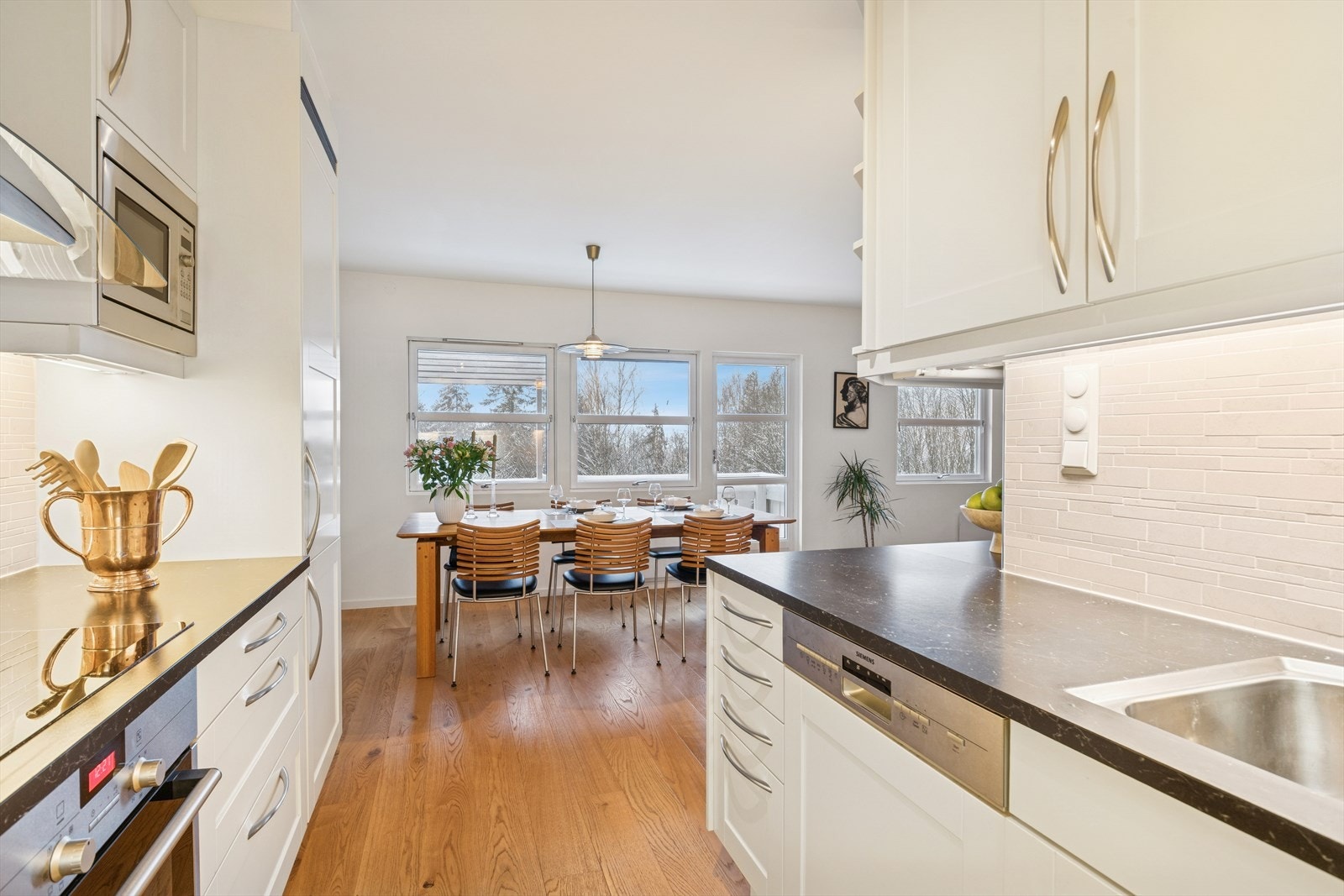 Fra kjøkkenet er det utgang til en solrik balkong med ettermiddagssol og sen kveldssol sommerstid. Selger har montert screens på vinuene samt balkongdør for ekstra solskjerming Galleribilde