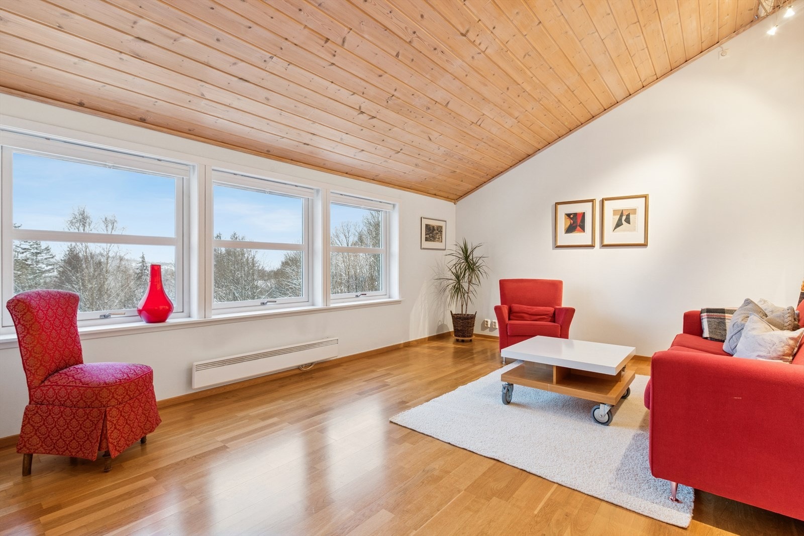 Romslig stue i 2.etg. med hyggelig utsyn over nærområdet Galleribilde