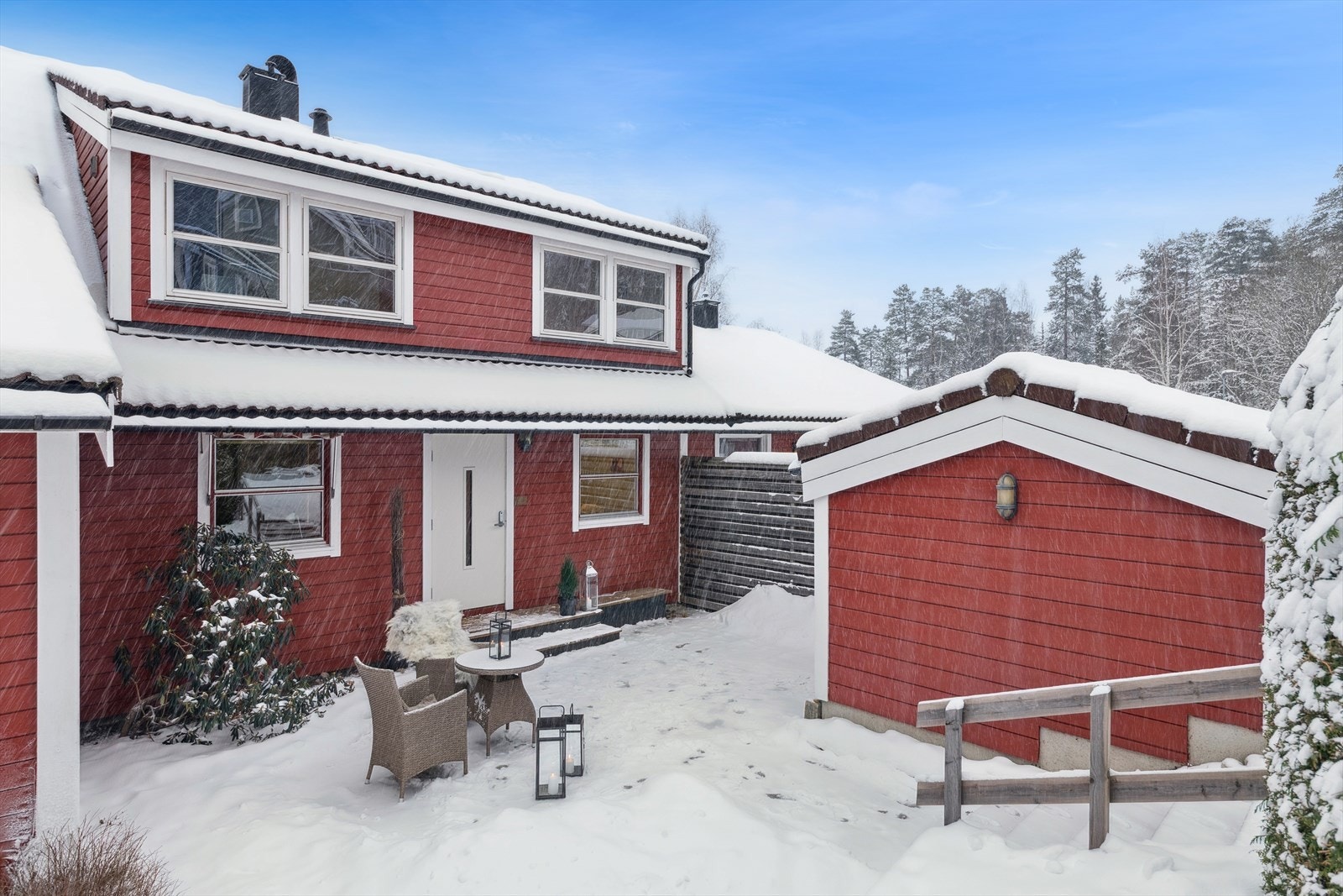 Praktisk sportsbod i tilknytning til huset innredet med arbeidsbenk og belysning. I tillegg medfølger det en garasjeplass m/ el-bil lader i felles garasjerekke Galleribilde