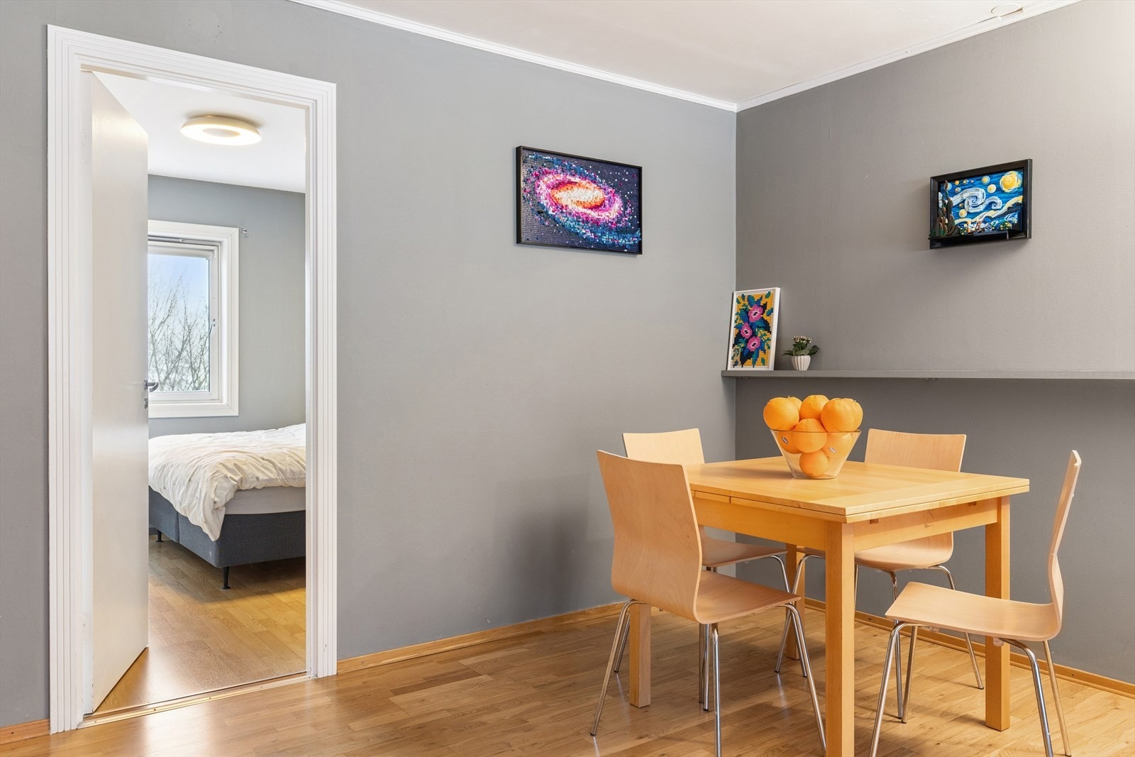 Spiseplass på stuen der du kan samle venner og familie til hyggelige måltider og sosiale sammenkomster. Velkommen til bords! Galleribilde