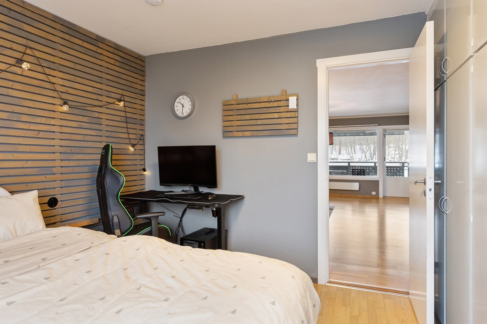 Romslig soverom med plass til hjemmekontor. Galleribilde