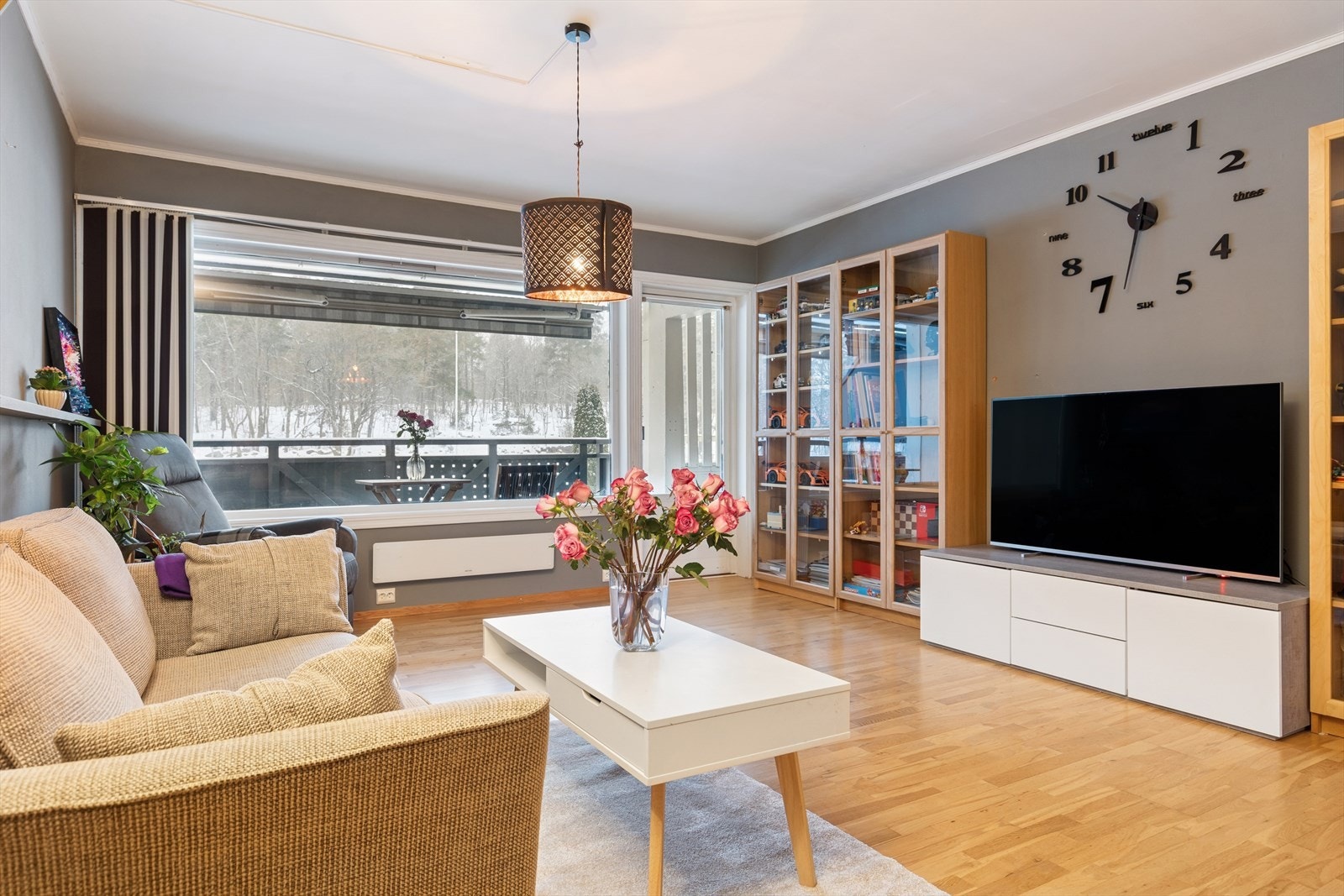 De store vindusflatene slipper inn rikelig med naturlig lys og skaper en lys og luftig atmosfære gjennom hele dagen. Galleribilde