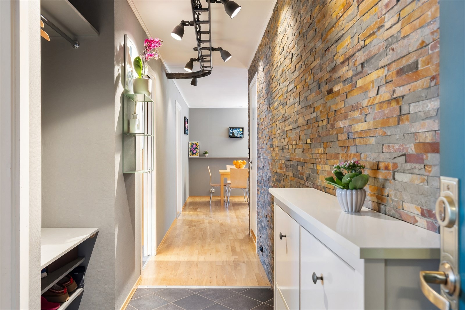 Innenfor hoveddøren gir entrèen et meget godt førsteinntrykk, og som får deg til å følge deg hjemme fra første stund. Velkommen inn! Galleribilde