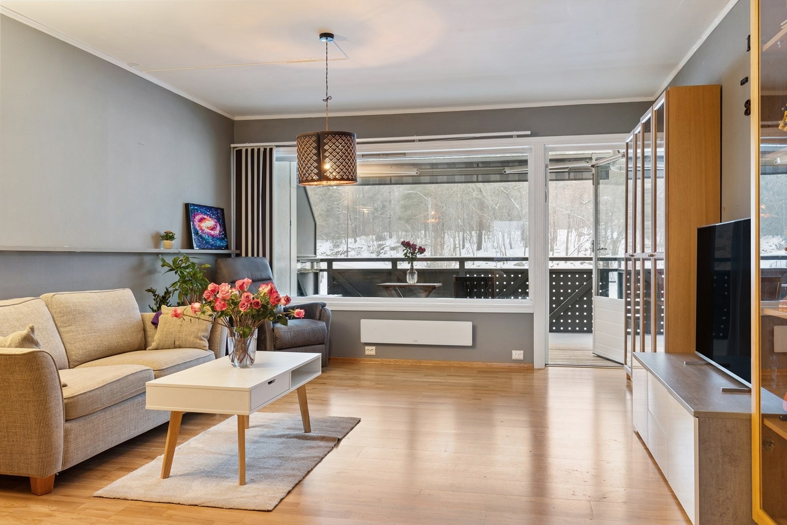 Direkte utgang til en solrik og trivelig balkong fra stuen. Galleribilde