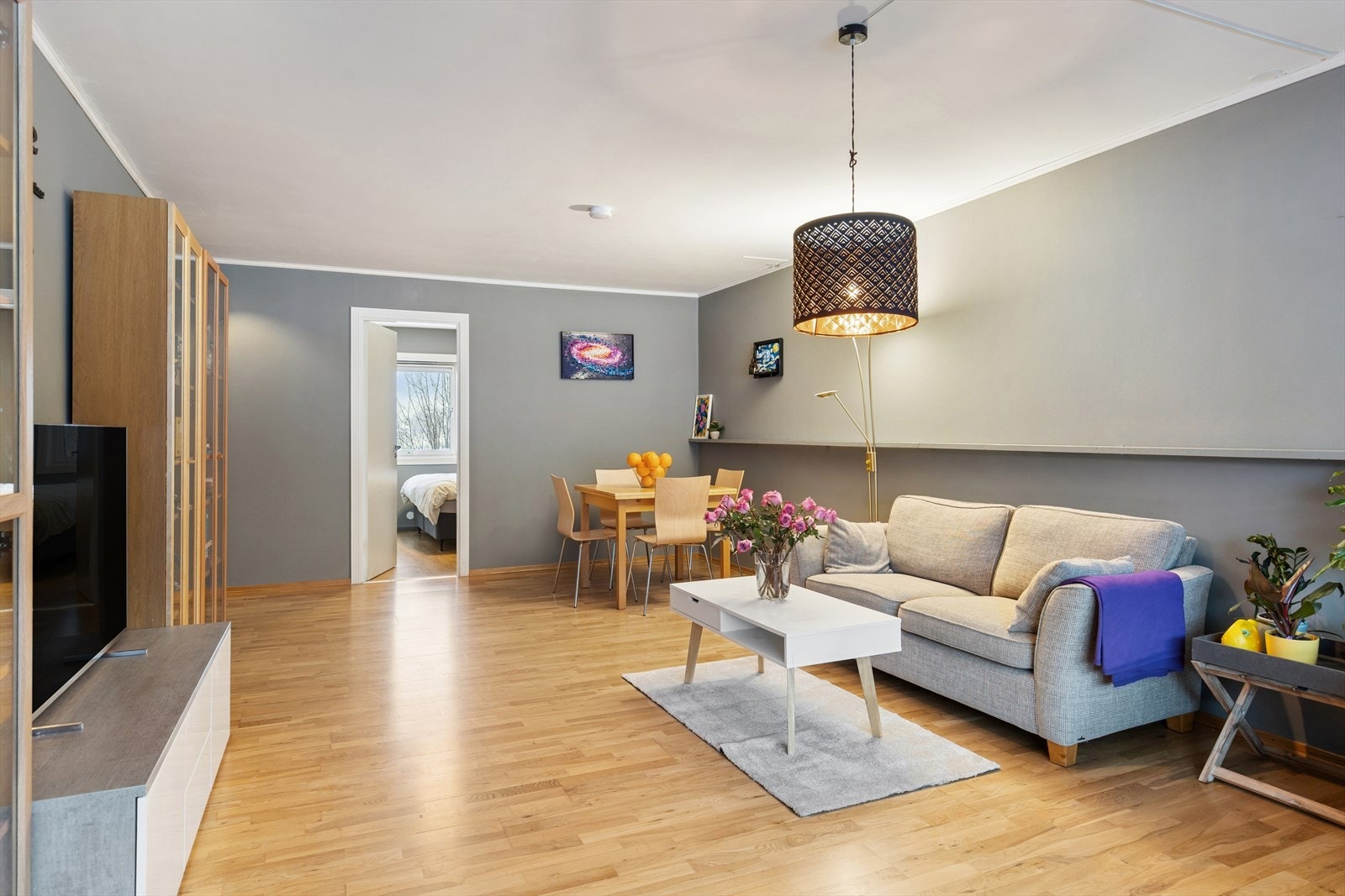 Stuens gode størrelse gir deg mange muligheter når det kommer til møblering. Galleribilde