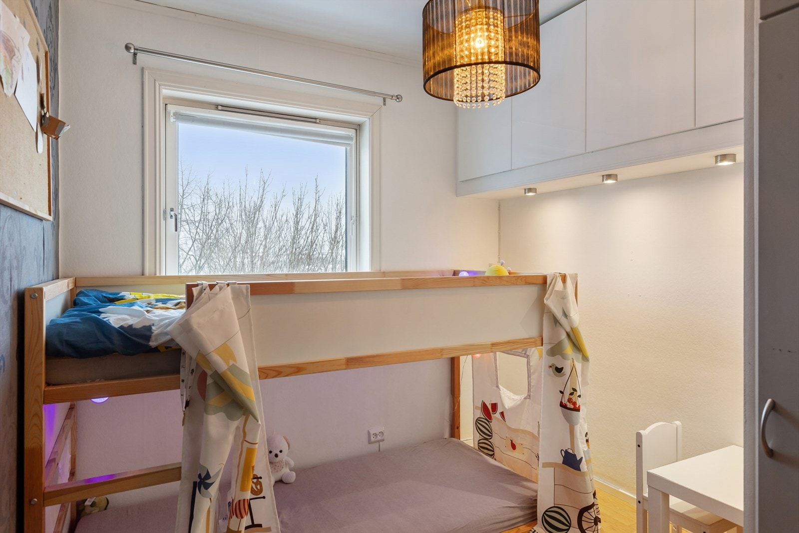 Lyst og trivelig soverom for den aller minste med god plass til lek og moro. Galleribilde