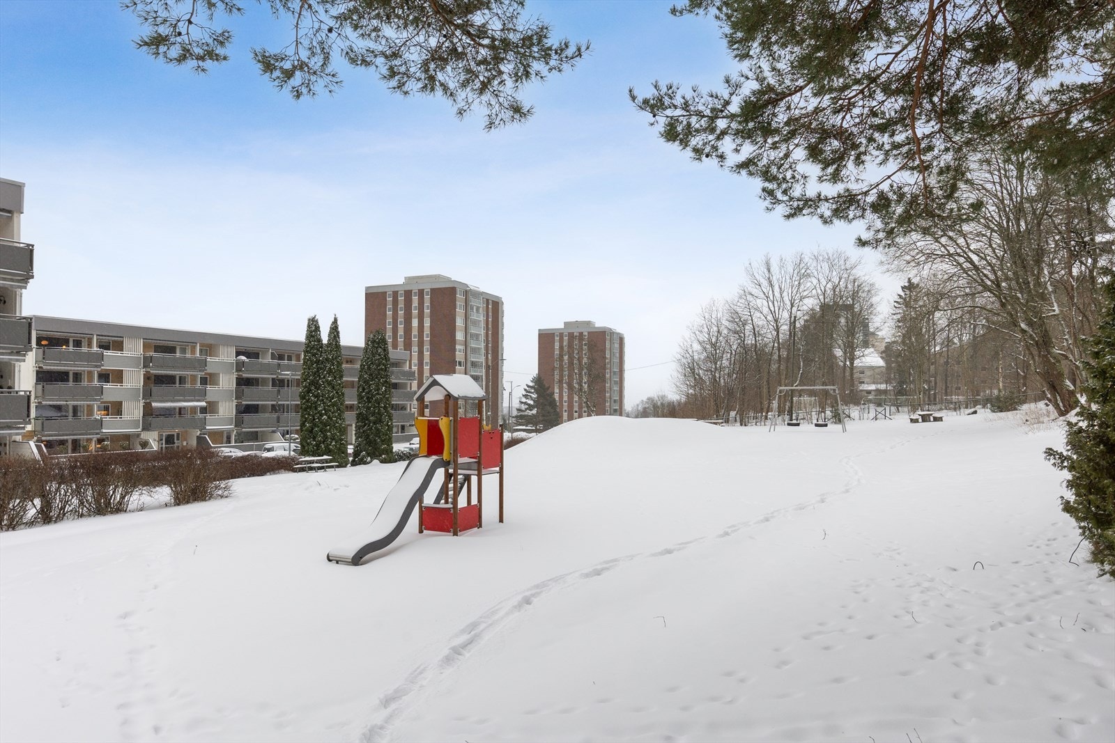 Leiligheten ligger i et svært populært og veletablert område på Solvang, og betraktes som et særdeles attraktivt boområde. Galleribilde